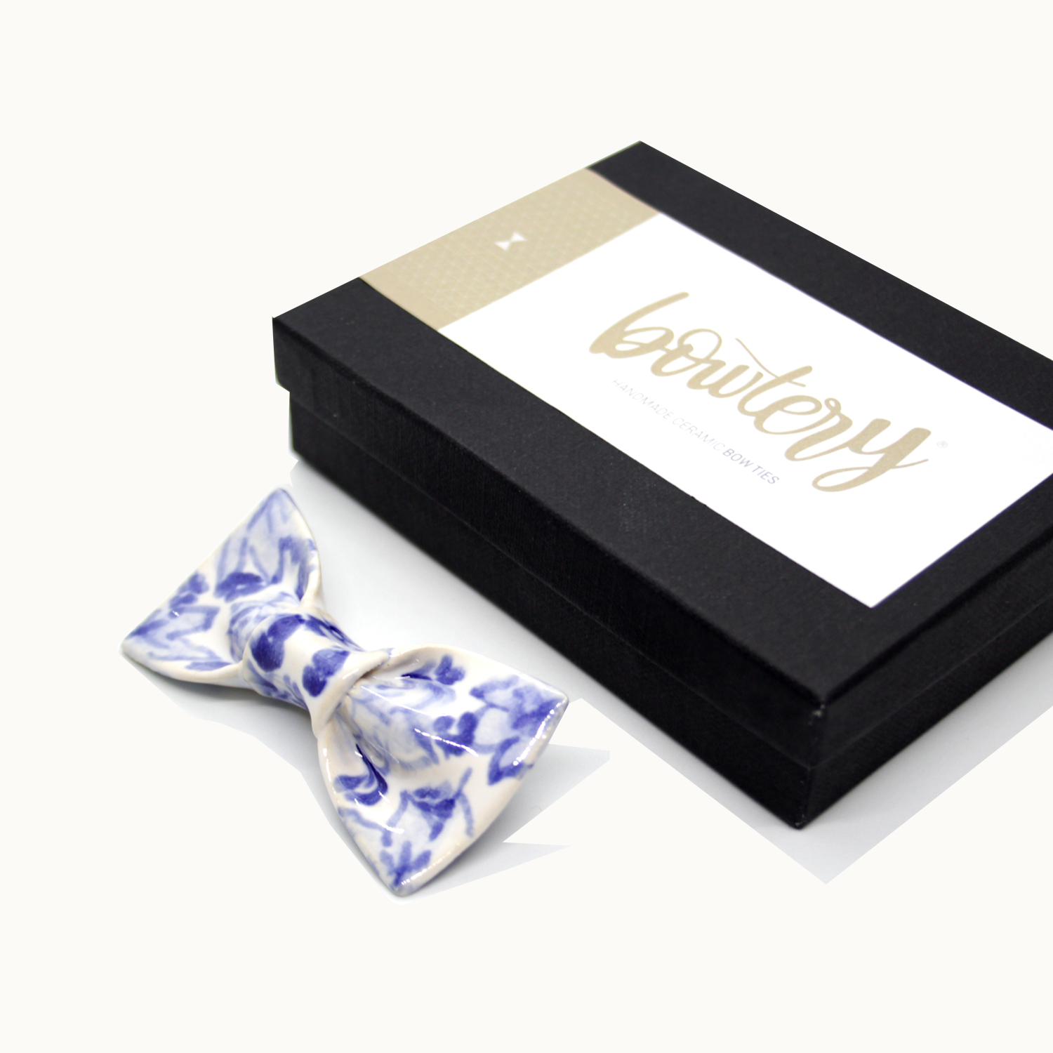 Broche de cerámica hecho a mano Bowtery decoración de flores La Rambla azul y blanco. Handmade blue and white ceramic brooch.