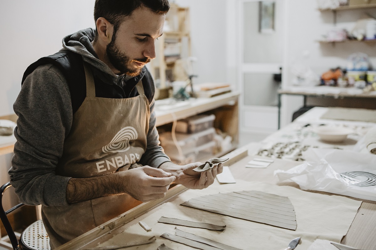 Luis Torres Ceramics making handmade Bowtery bow ties at his pottery studio. Pajaritas hechas a mano por un artesano en su taller de alfarería