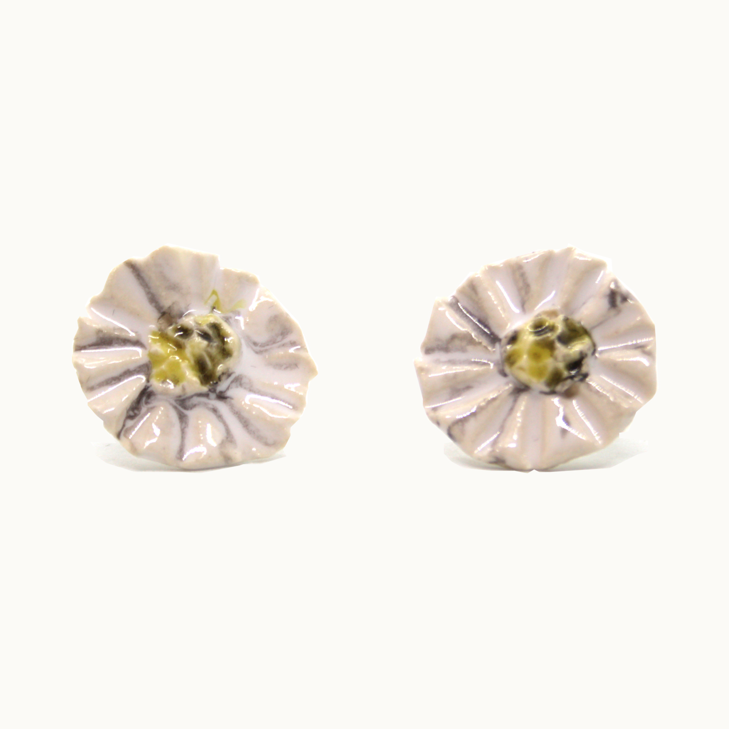 Pendientes originales Bowtery de cerámica y plata con flor blanca margarita hechos a mano. Handmade ceramic and silver earrings white daisy flower