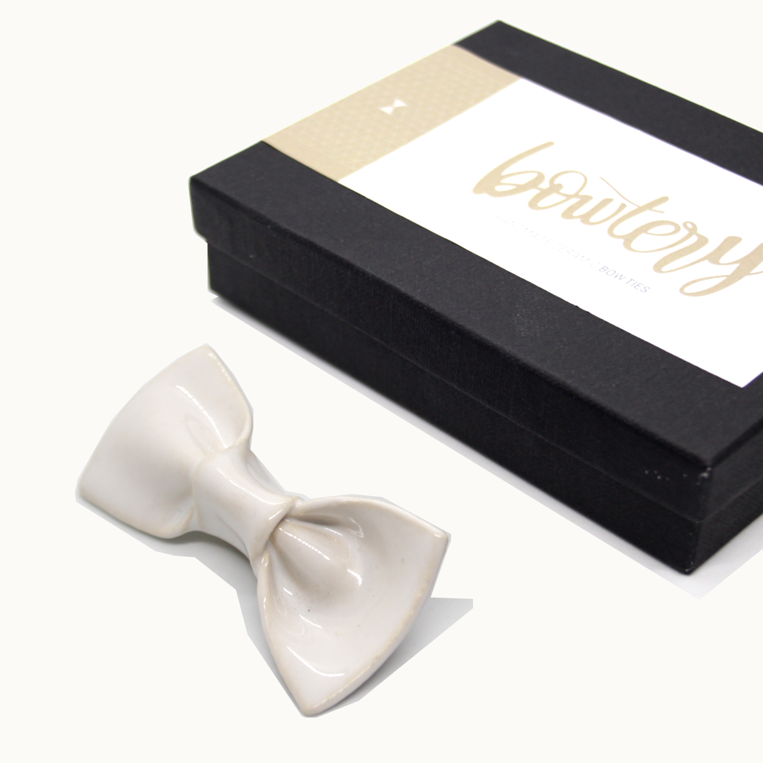 Broche de cerámica con forma de pajarita Bowtery color blanco hecho a mano. Handmade ceramic bow tie brooch white color