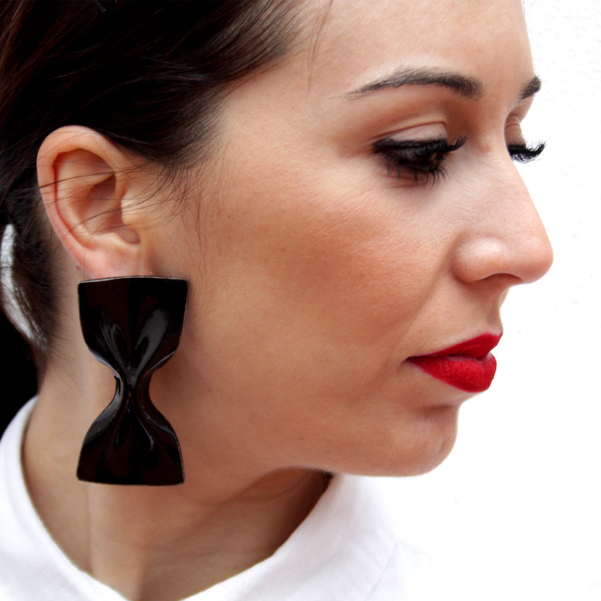 Pendientes largos de cerámica hechos a mano con forma de lazo y esmalte negro muy ligeros con fornitura de plata Bowtery. Handmade ceraming long earrings black color silver bow shape