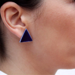 Pendientes de cerámica triangulares hechos a mano color azul intenso cobalto Bowtery minimalista. Minimalist handmade ceramic triangle earrings blue cobalt