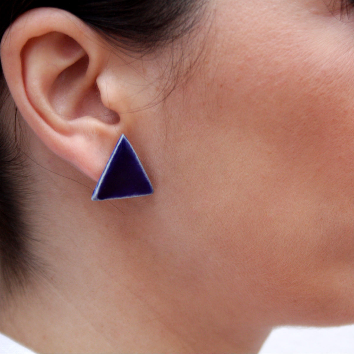 Pendientes de cerámica triangulares hechos a mano color azul intenso cobalto Bowtery minimalista. Minimalist handmade ceramic triangle earrings blue cobalt