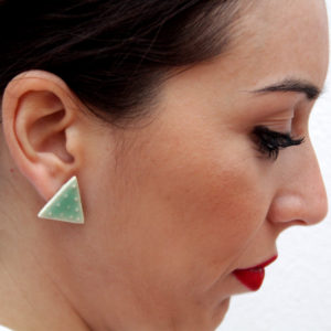 Pendientes de cerámica en triangulo minimalista Bowtery Manguilla verde menta con textura de lunares. Handmade ceramic earrings triangle minimalist mint green spotted texture