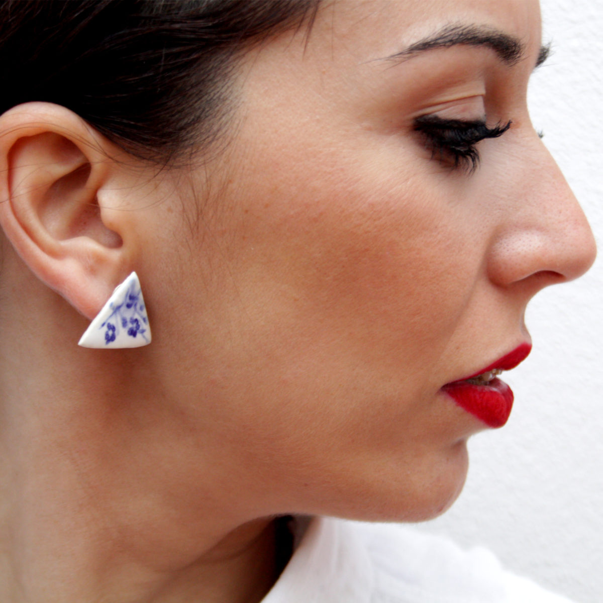 Pendientes de cerámica en triangulo minimalista Bowtery La Rambla flores azul y blanco Handmade ceramic earrings triangle minimalist blue and White flowers