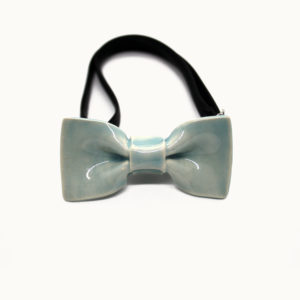 Pajarita de cerámica hecha a mano original y minimalista para niños o adultos color verde agua o turquesa Bowtery. Handmade ceramic bow tie original and minimalist turquoise or water blue green