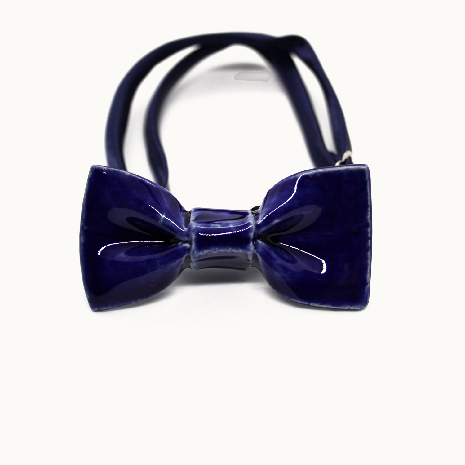 Pajarita mini de cerámica hecha a mano en azul cobalto Bowtery para niños o estilos minimalistas. Handmade ceramic mini bowtie cobalt blue for kids or minimalist styles