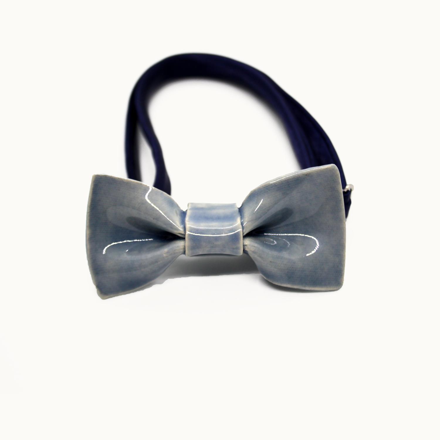 Pajarita de cerámica mini Bowtery cielo para niños y adultos minimalistas. Mini handmade ceramic bow tie Bowtery Cielo for kids and minimalist styles