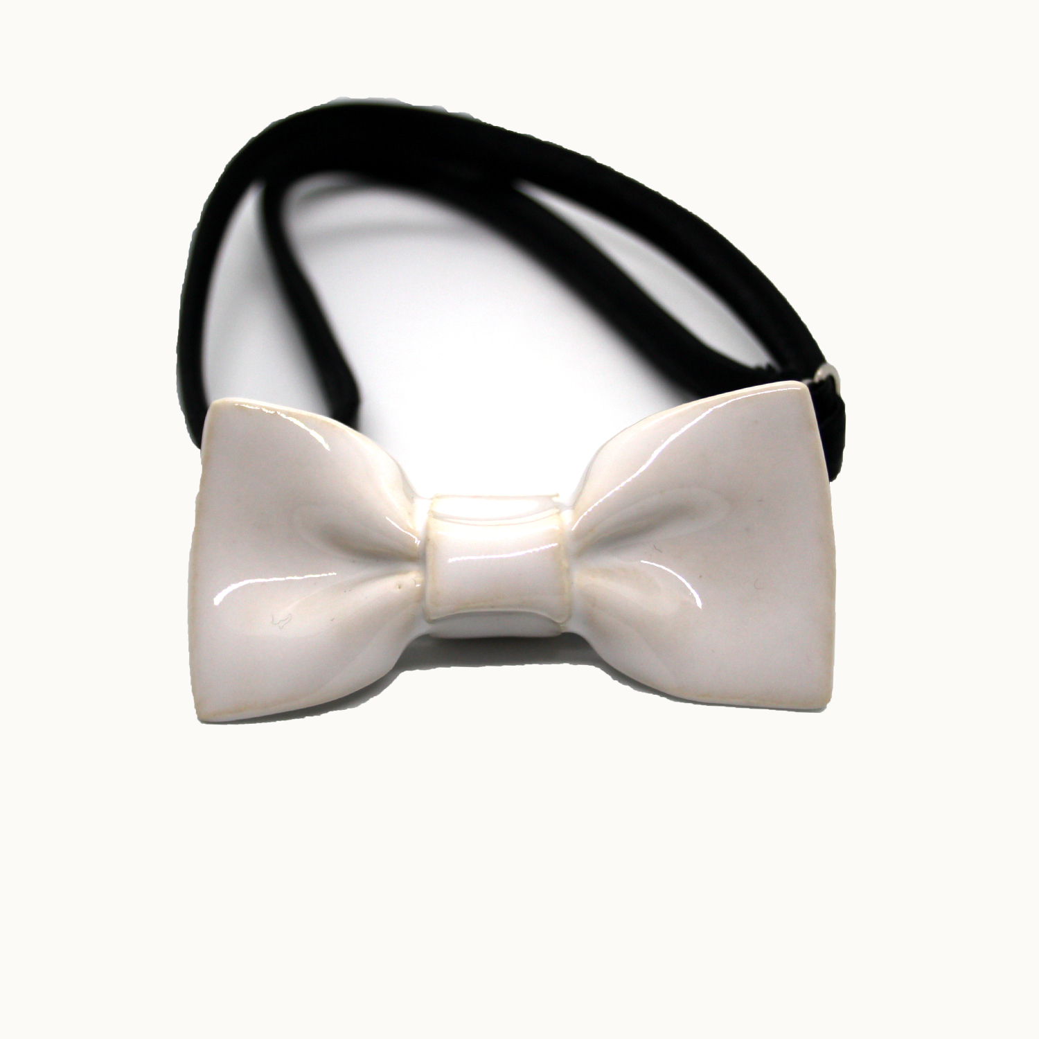 Pajarita de cerámica mini Bowtery blanca para niños adultos minimalistas y bailar vals. Handmade ceramic mini bow tie white for kids minimalist and dancers