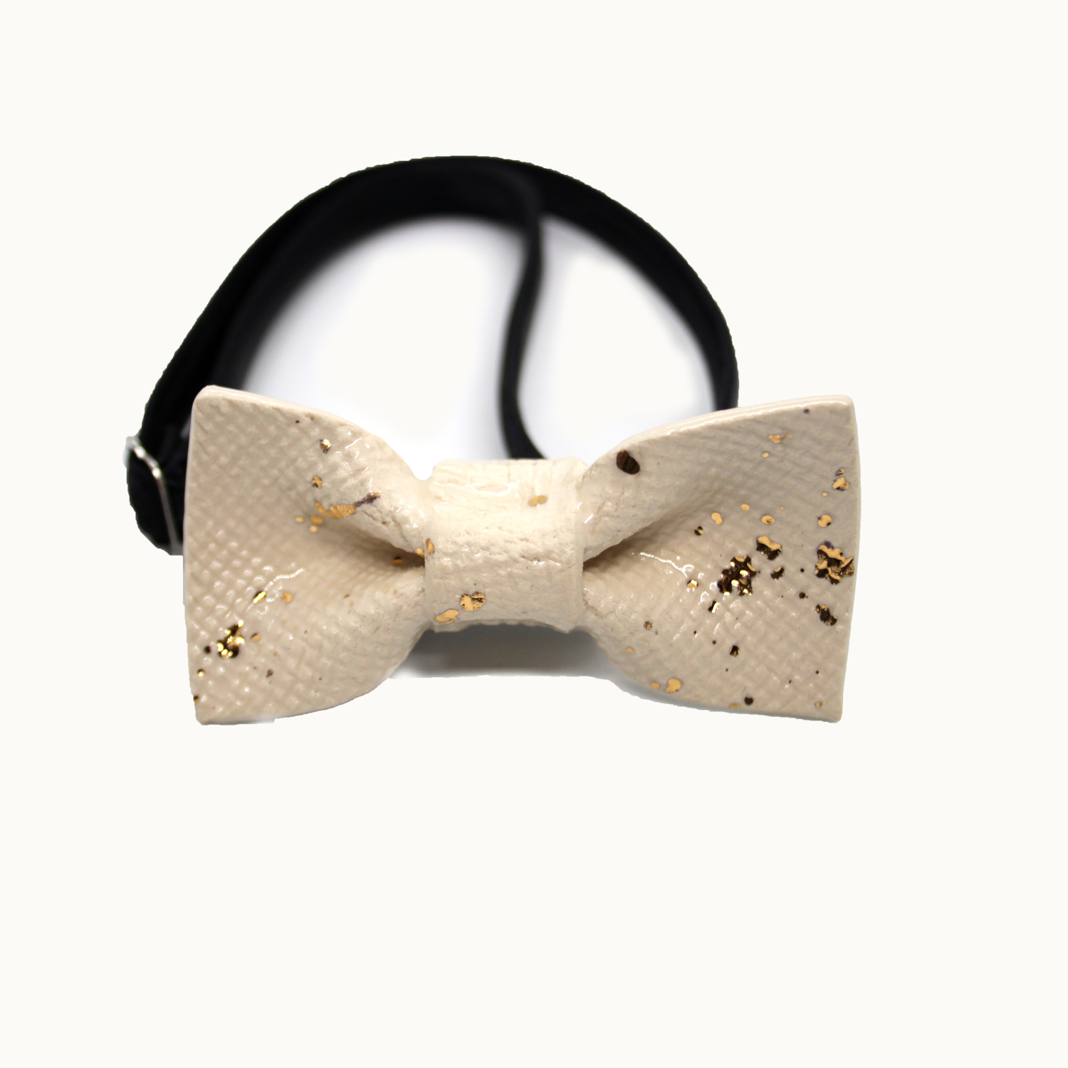 Pajarita de cerámica hecha a mano Mini Bowtery Abuelo ideal para niños y adultos minimalistas en beige y dorado con esmalte de oro. Handmade ceramic bow ties mini golden glaze for kids and minimalist adults