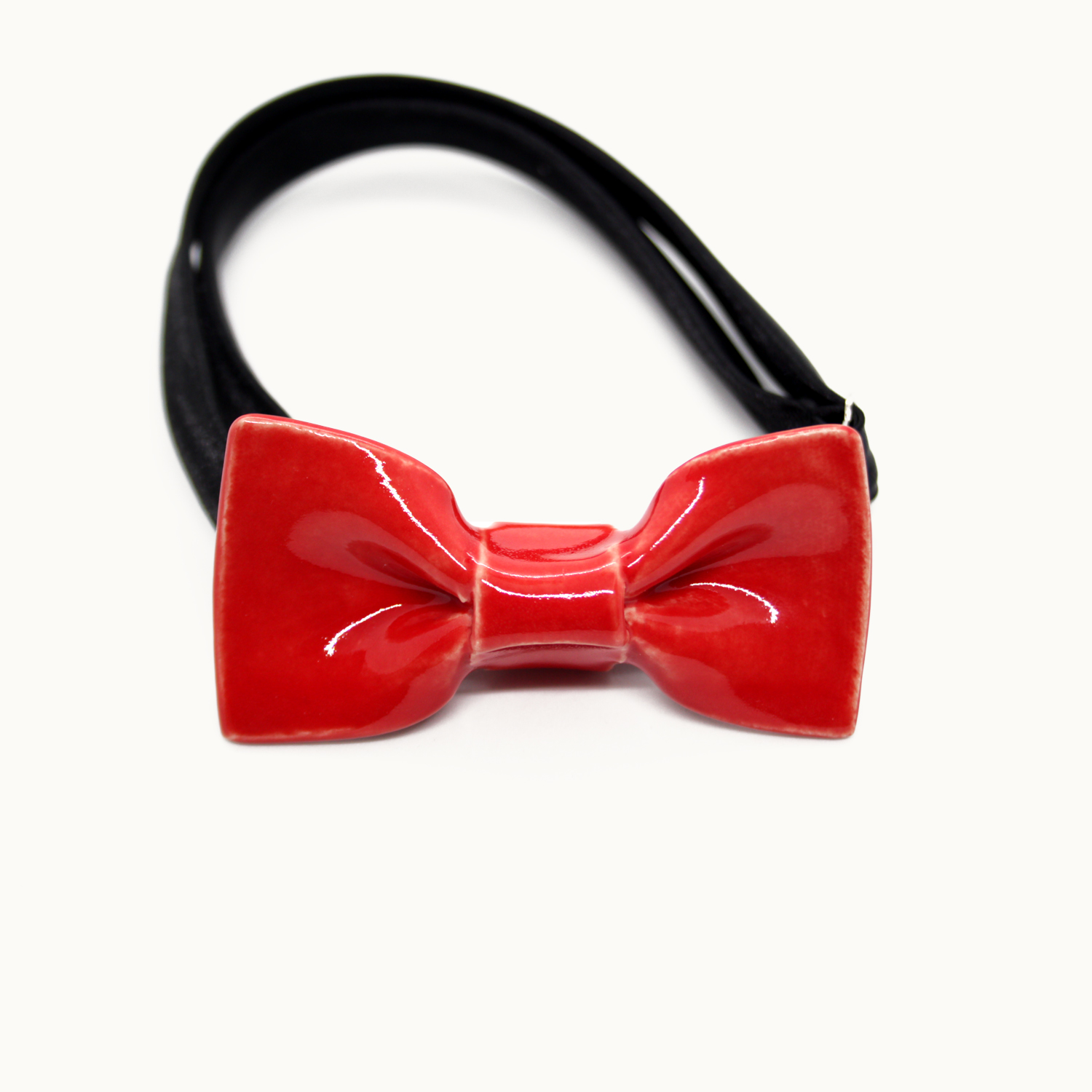 Pajarita de cerámica mini pequeña Bowtery Red ideal para niños y para looks minimalistas hecha a mano. Handmade ceramic bow tie mini red ideal for kids and minimalist looks.