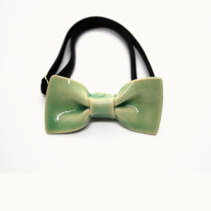 Pajarita de cerámica hecha a mano original Bowtery pequeña para niños y estilos minimalistas. Handmade ceramic mini bow tie green mint for kids and minimalist looks.