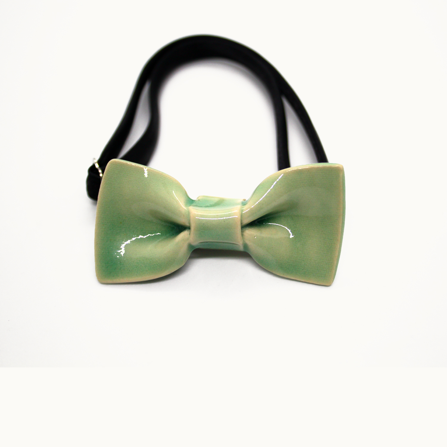 Pajarita de cerámica hecha a mano original Bowtery pequeña para niños y estilos minimalistas. Handmade ceramic mini bow tie green mint for kids and minimalist looks.