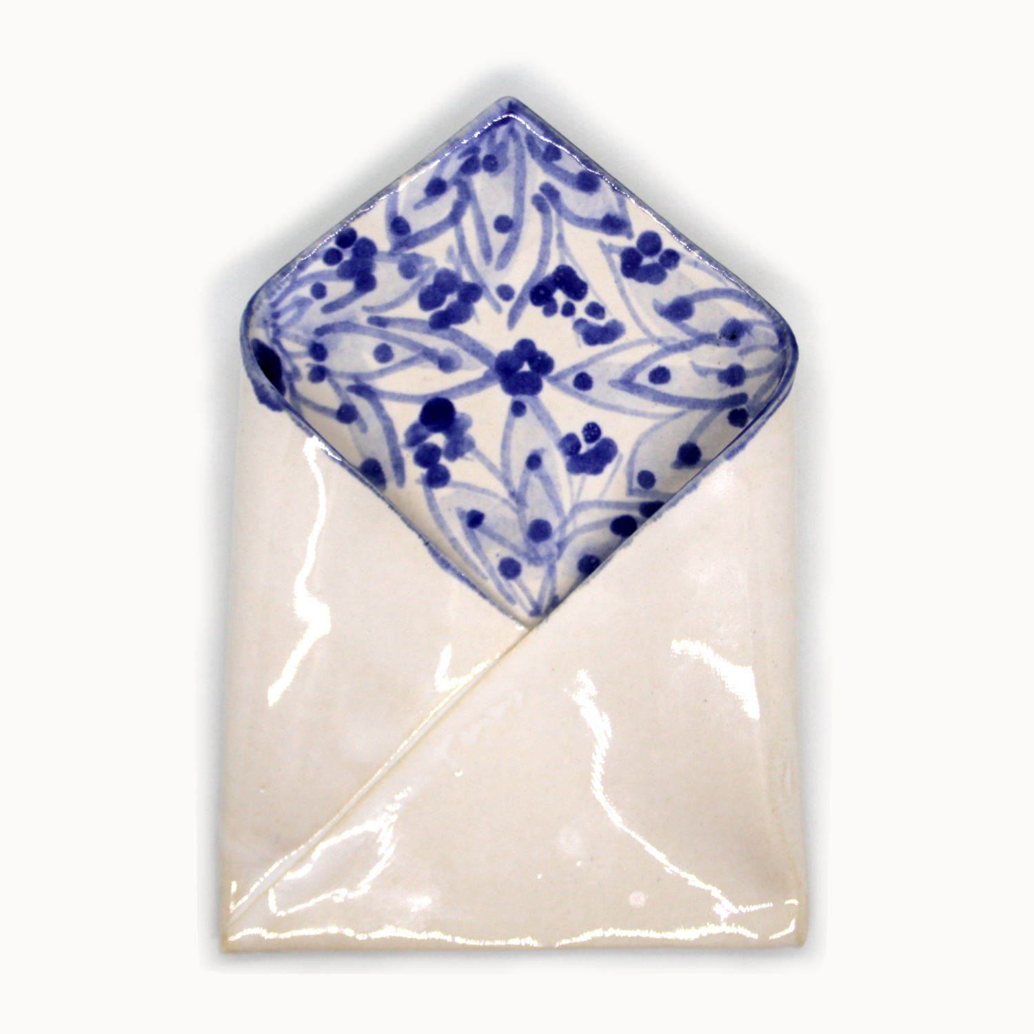 Pañuelo de cerámica hecho a mano ideal para chaquetas americanas y trajes elegantes Bowtery blanco y flores azules La Rambla. Handmade ceramic pocket square perfect for blazers and elegant suits white and blue flowers elegante smart