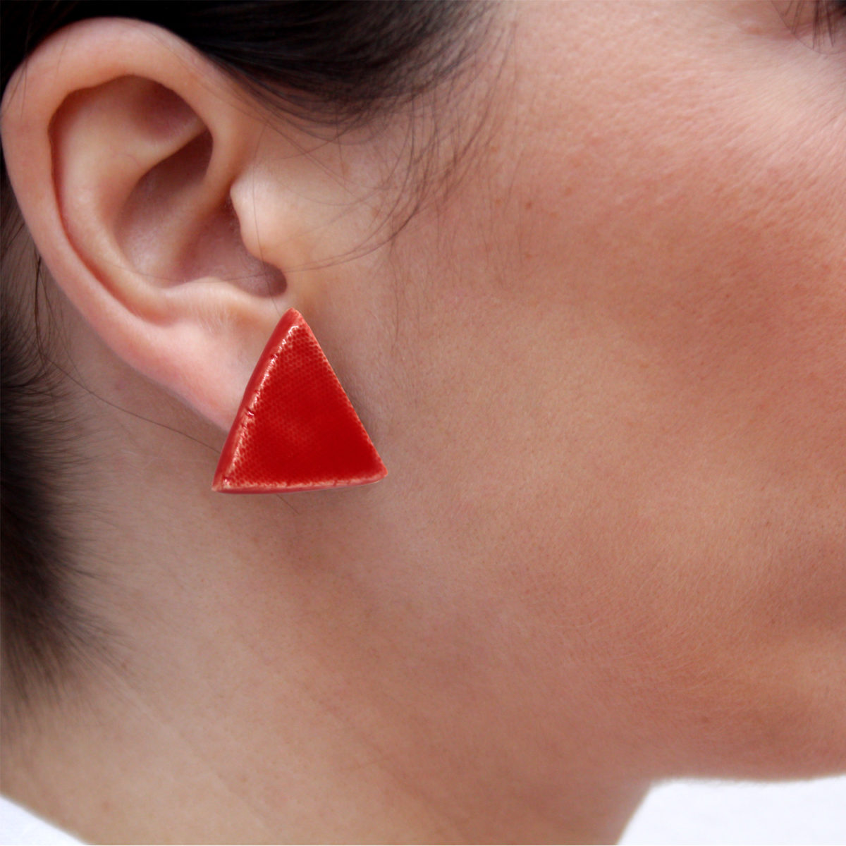 Pendientes de cerámica triangulares hechos a mano color rojo intenso Bowtery minimalista. Minimalist handmade ceramic triangle earrings red