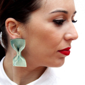 Pendientes largos de cerámica hechos a mano con forma de lazo y esmalte verde agua azul turquesa muy ligeros con fornitura de plata Bowtery. Handmade ceraming long earrings water blue green turquoise color silver bow shape