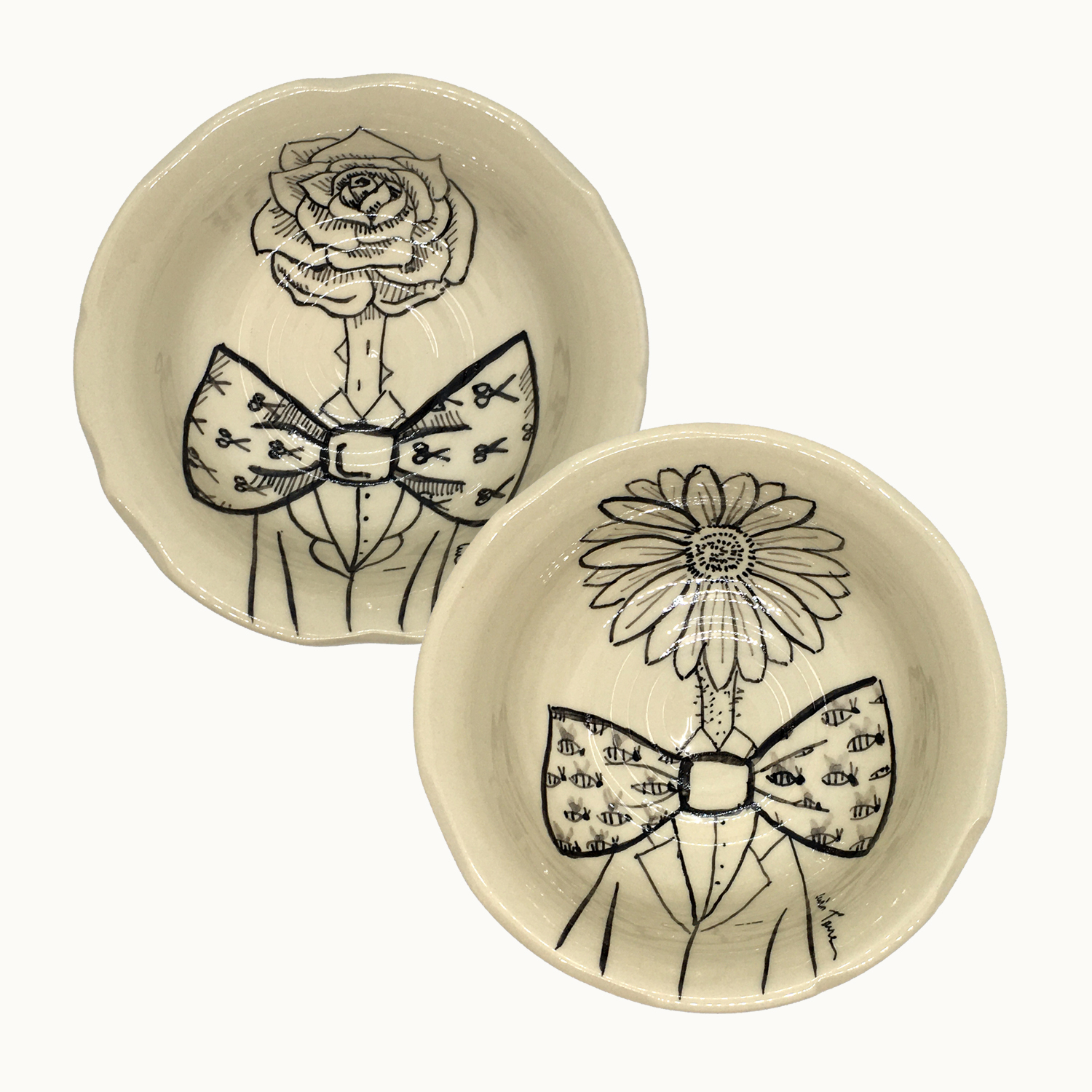 Pareja de Cuencos hechos e ilustrados a mano por Luis Torres Ceramics en La Rambla Córdoba con diseño de flores rosa y margarita con pajarita. Couple of Handmade ceramic illustrated bowls with design of flowers rose and daisy with bow tie.
