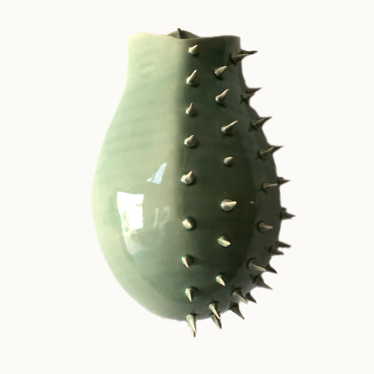 Maceta de colgar o pileta hecha a mano en cerámica por el artista Luis Torres Ceramics en La Rambla Córdoba pieza única y de diseño con pinchos color verde diseño Crisálida. chrysalis handmade ceramic flowerpot made in Spain modern and original green color