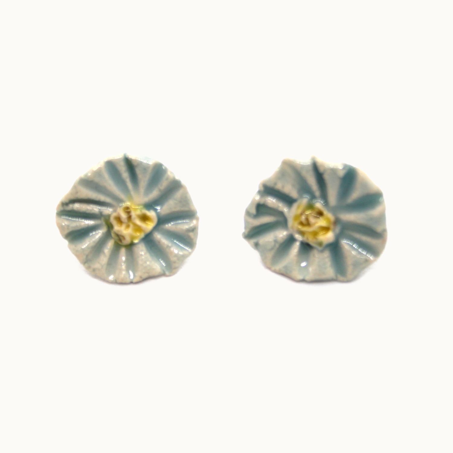 pendientes de plata y cerámica Bowtery Margarita azul hechos a mano. Handmade ceramic and silver earrings blue daisy
