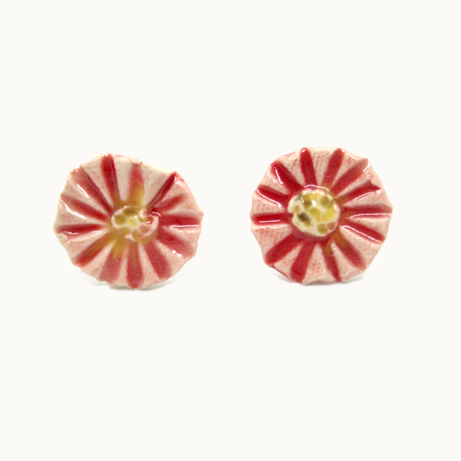 Pendientes de cerámica con forma de margarita rosa. Handmade ceramic earring pink daisy silver